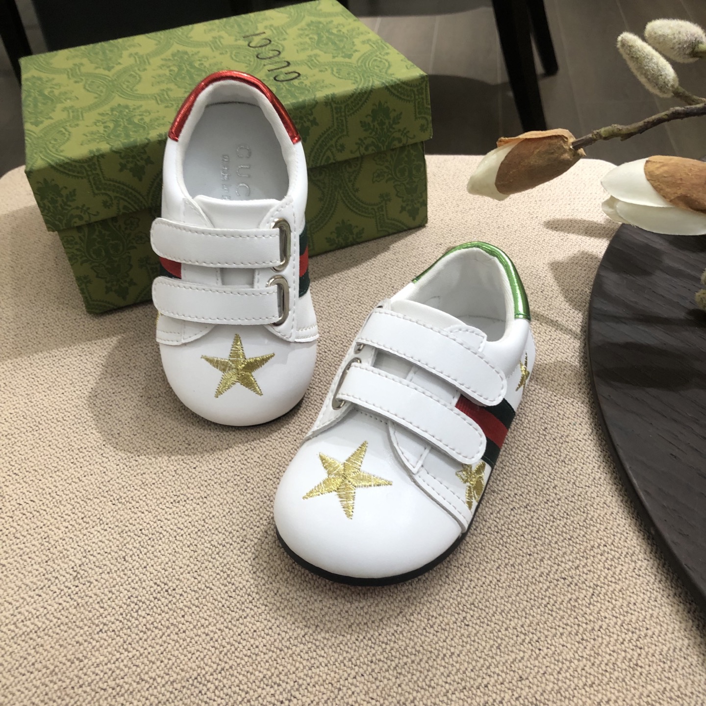 Children's shoes child